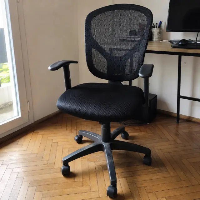 Silla de oficina con respaldo de malla