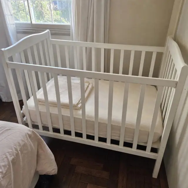 Cuna blanca con colchón