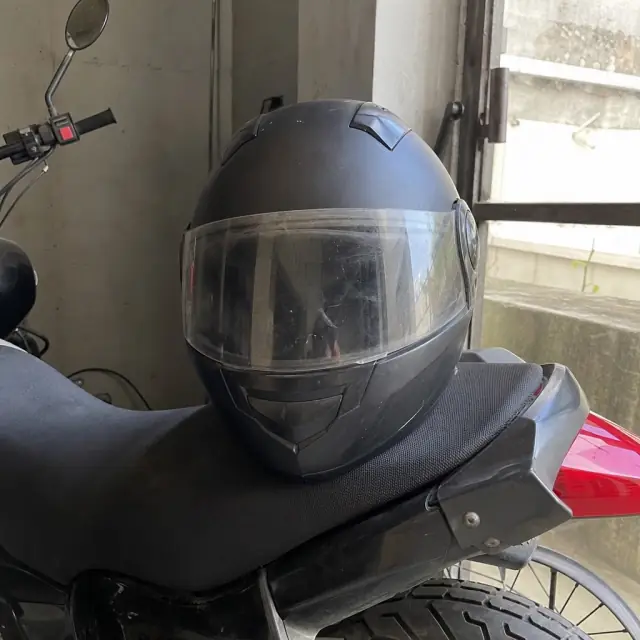 Casco de moto con visor transparente