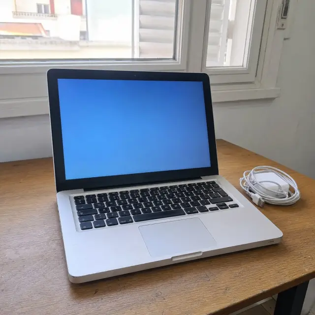 Notebook abierta sobre un escritorio
