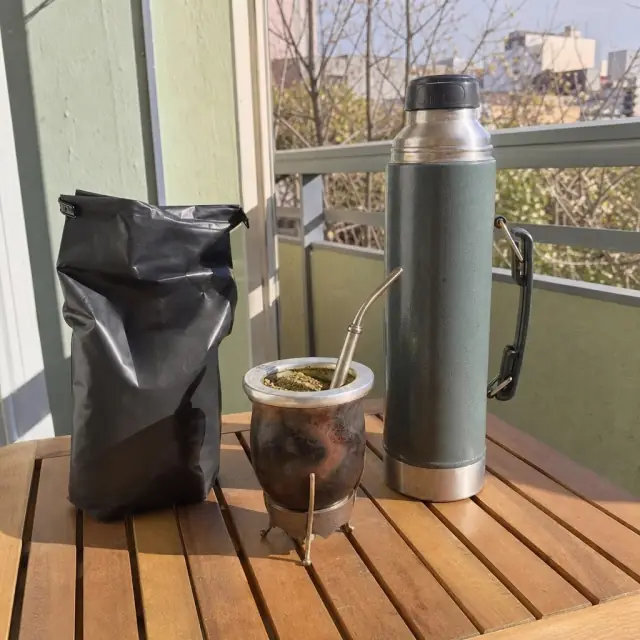 Mate con bombilla, termo y paquete de yerba