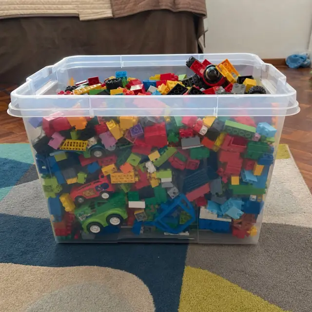 Caja con bloques para armar y autitos